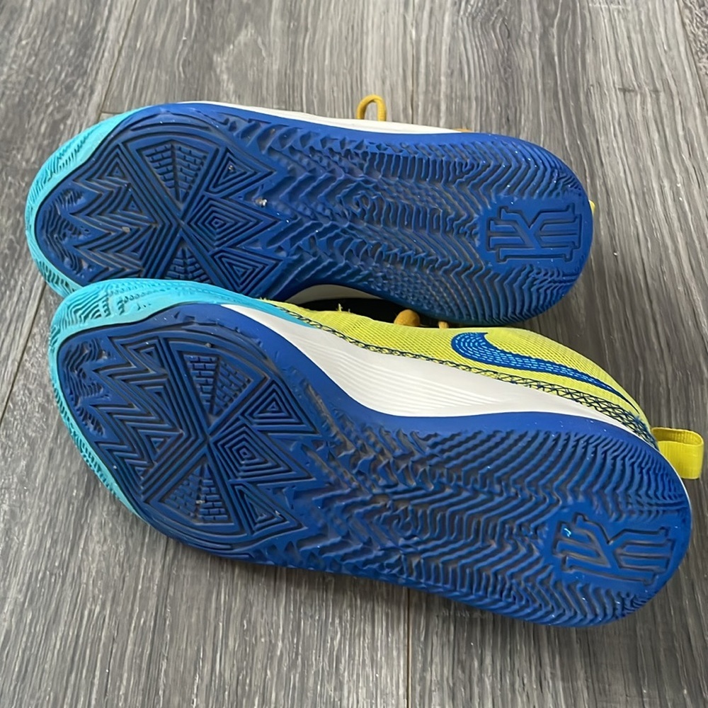 Nike Kyrie Flytrap Sneakers Size 6Y - Picture 8 of 9